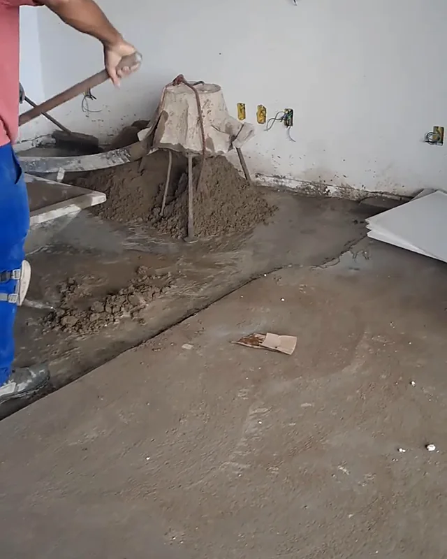 Equipe nivelando contrapiso bombeado dentro de um apartamento